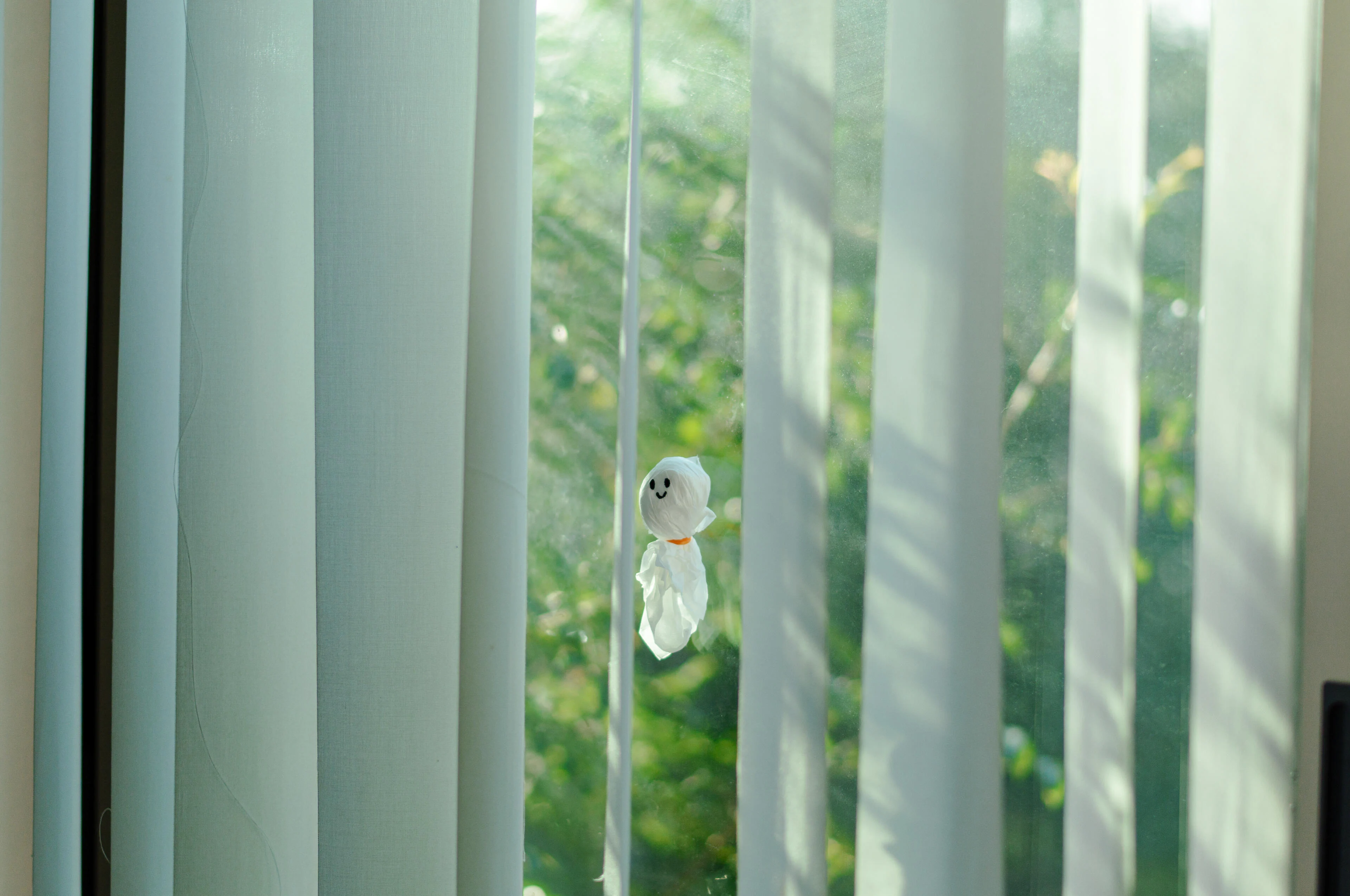 ภาพตัวอย่างจาก SIGMA 50mm F1.4 CL ม่านหน้าต่างกับกระดิ่งลม
