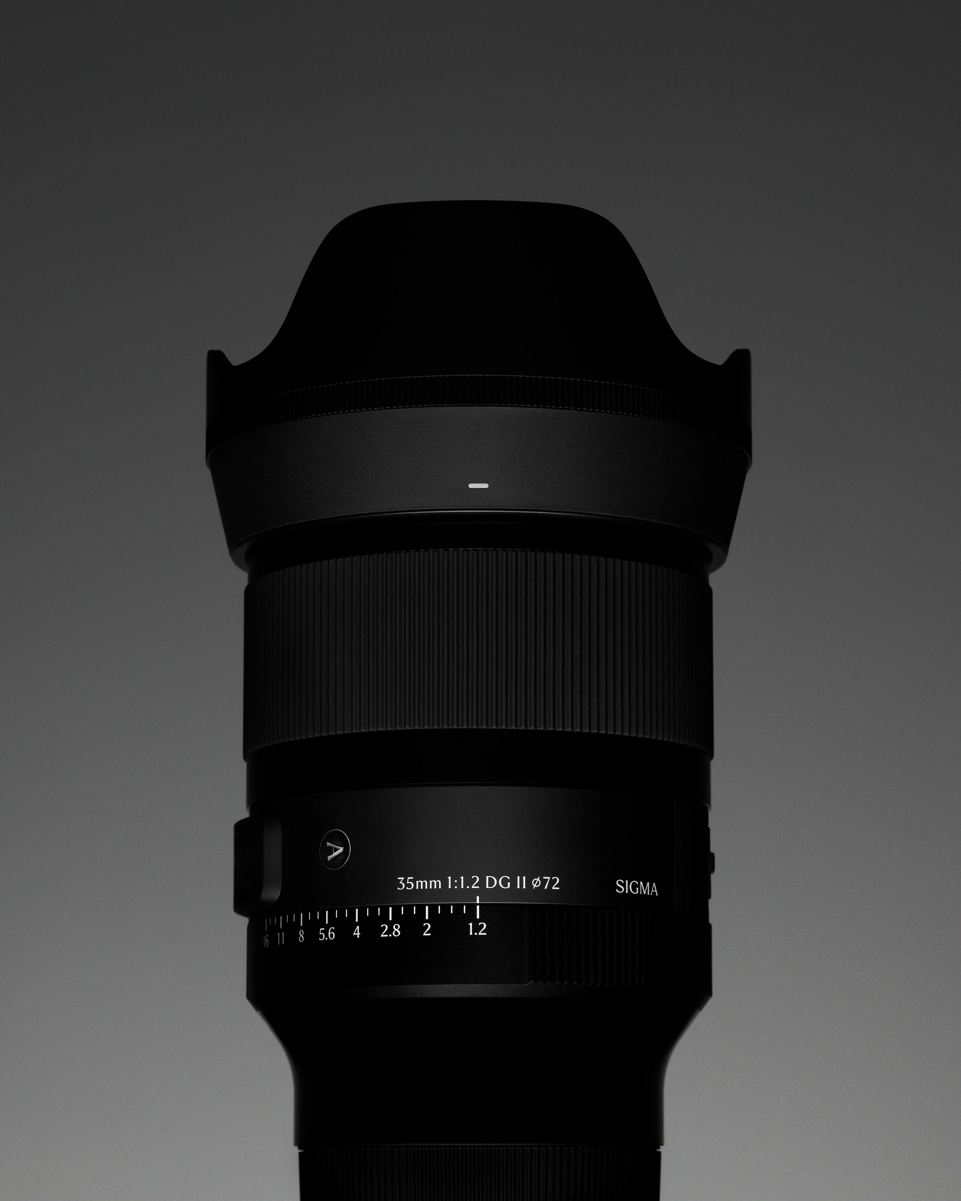 เลนส์ SIGMA ART 35mm F1.2 DG II ติดฮูด บนพื้นหลังสีเทาเข้ม
