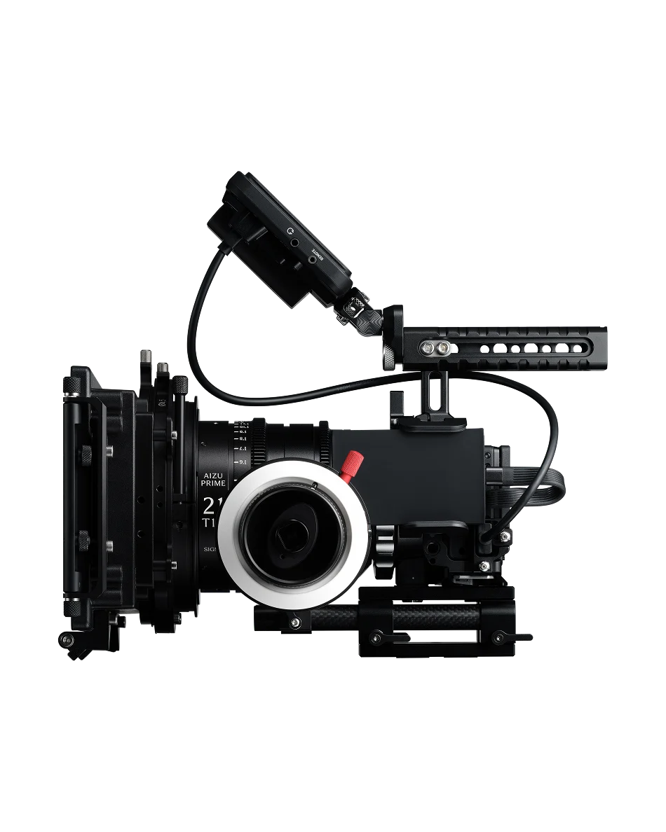 SIGMA FP2 ประกอบเป็นชุดกล้องถ่ายภาพยนตร์ พร้อมจอมอนิเตอร์และอุปกรณ์ริก