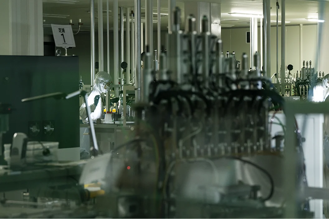 เครื่องจักรในสายการผลิตของโรงงาน SIGMA ที่ไอซุ ต้นทางของเลนส์ Made in Aizu