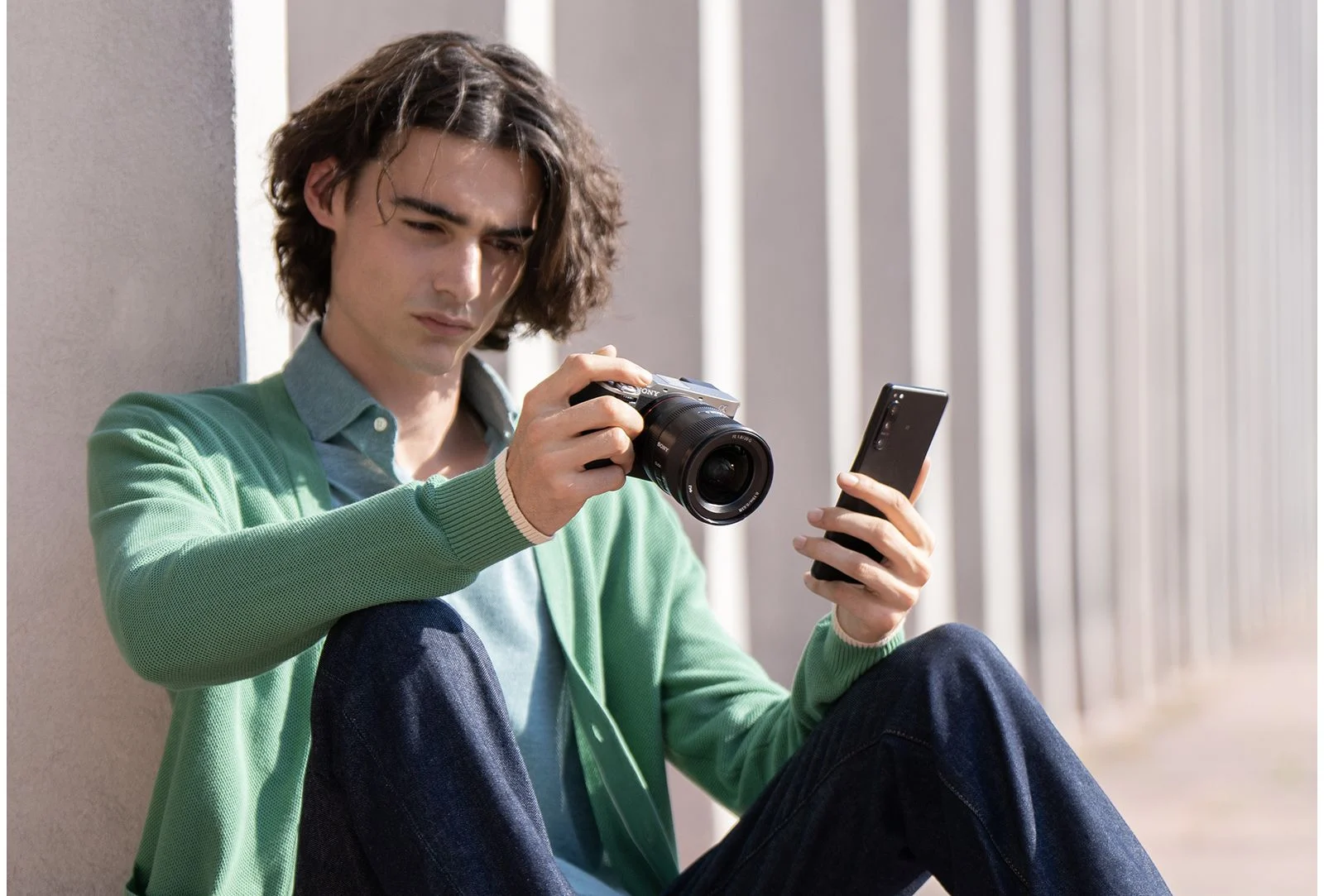 ผู้ใช้กำลังโอนไฟล์จากกล้อง Sony α7C II ไปยังสมาร์ตโฟน