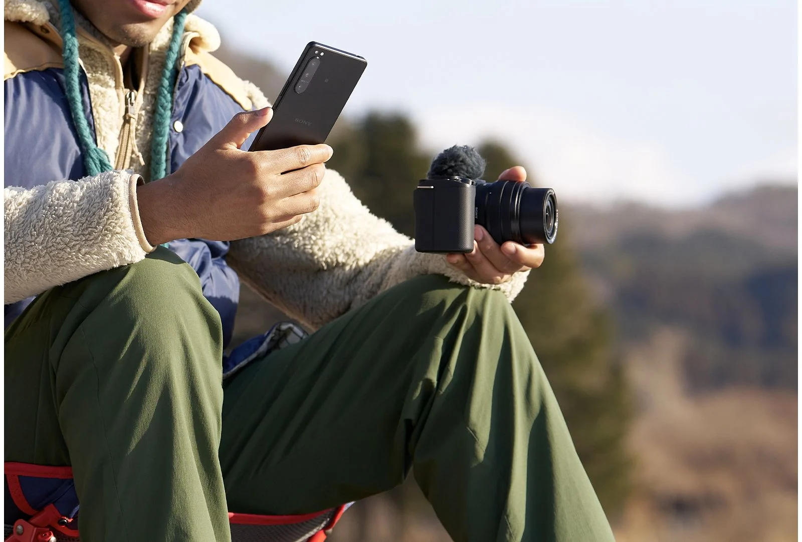 ผู้ชายส่งภาพจากกล้องเข้าสมาร์ตโฟน จากหน้าสินค้า Sony ZV-E1