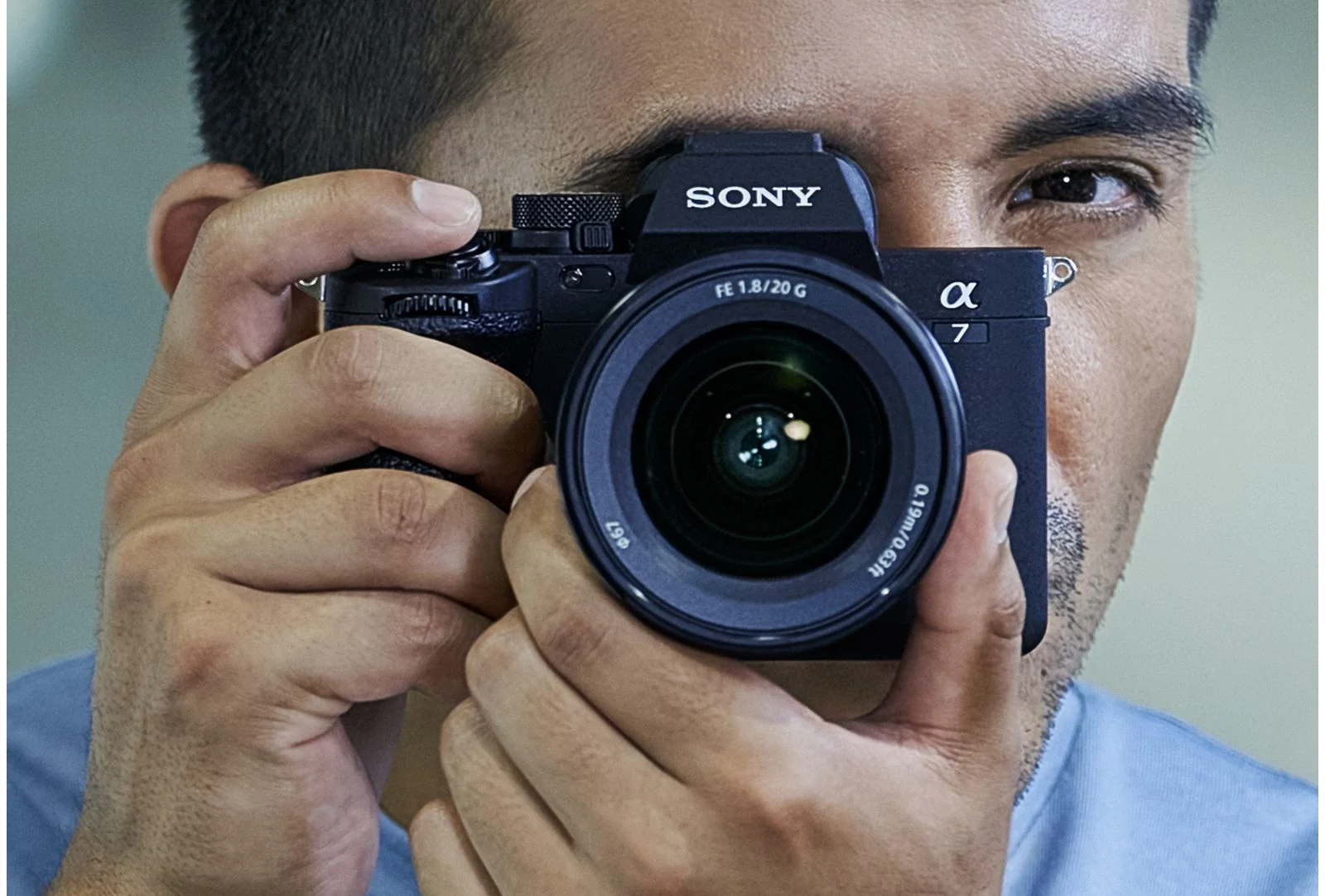 ช่างภาพมองผ่านช่องมองภาพ จากหน้าสินค้า Sony a7 IV