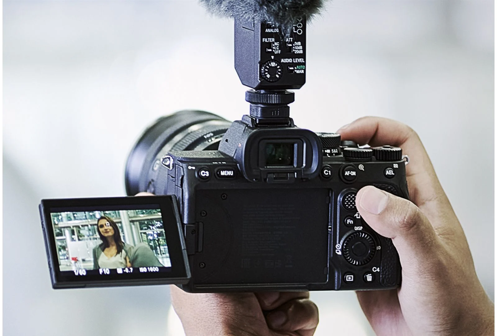 ครีเอเตอร์ถ่ายวิดีโอด้วยกล้อง Sony a7 IV ถือด้วยมือ