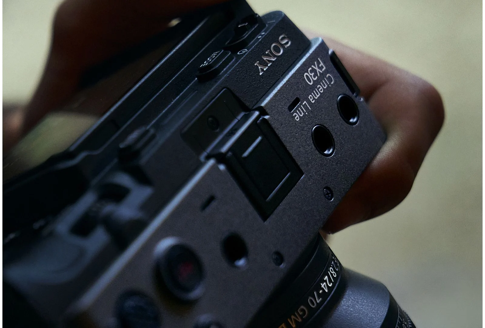ครีเอเตอร์ถือกล้อง Sony FX30
