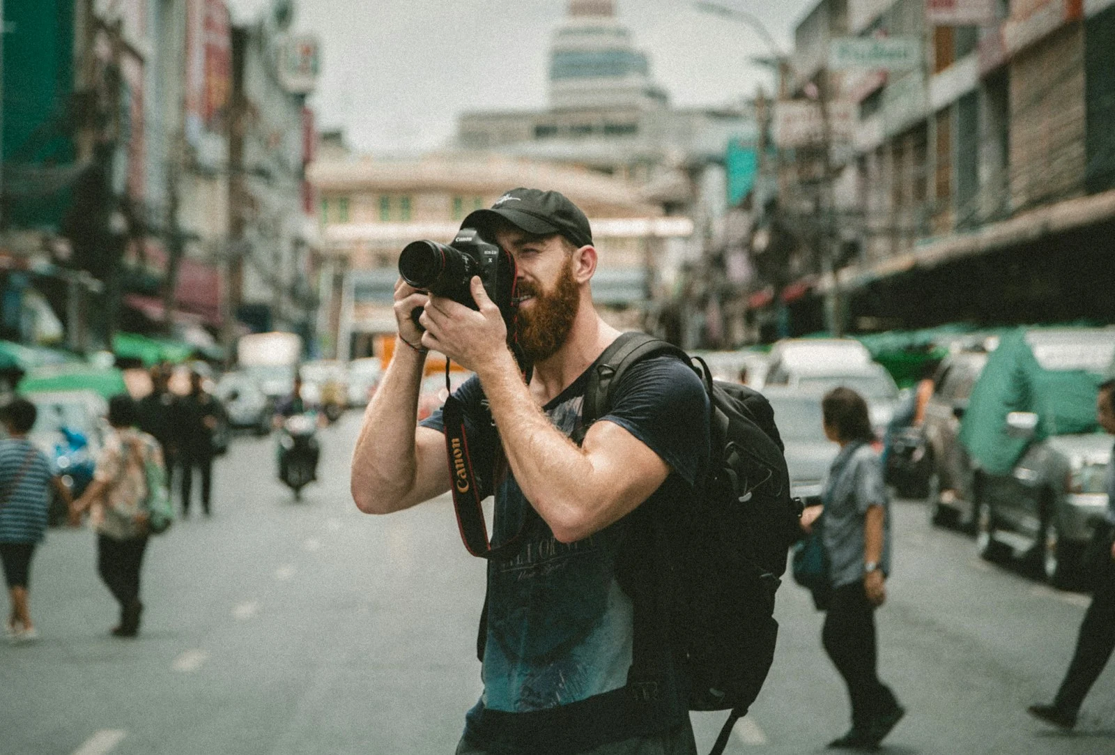 ช่างภาพกำลังถ่ายภาพกลางแจ้งด้วยกล้องดิจิทัล