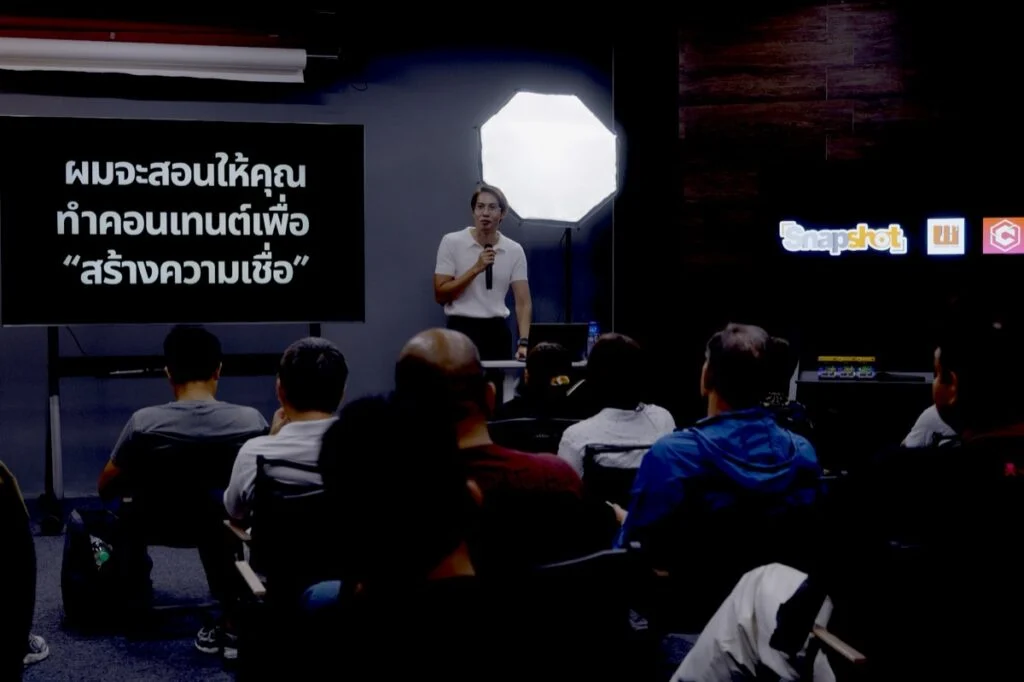 โยชูวา สมารมย์ สอนในเวิร์กช็อปต่อหน้าผู้เรียน